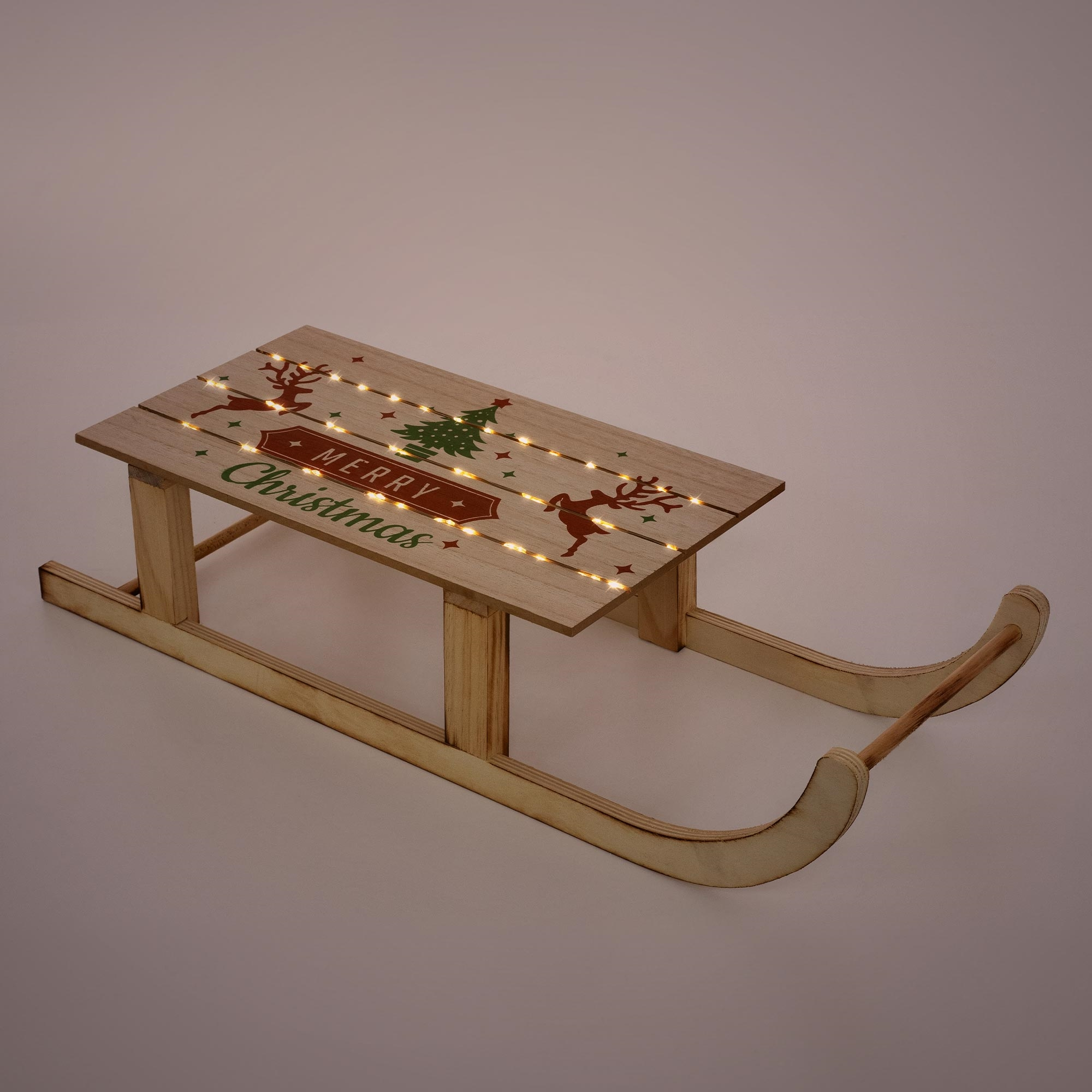 Weihnachtsschlitten aus Holz mit Lichtern. Er hat Rentiere, einen Baum und den Text Frohe Weihnachten.