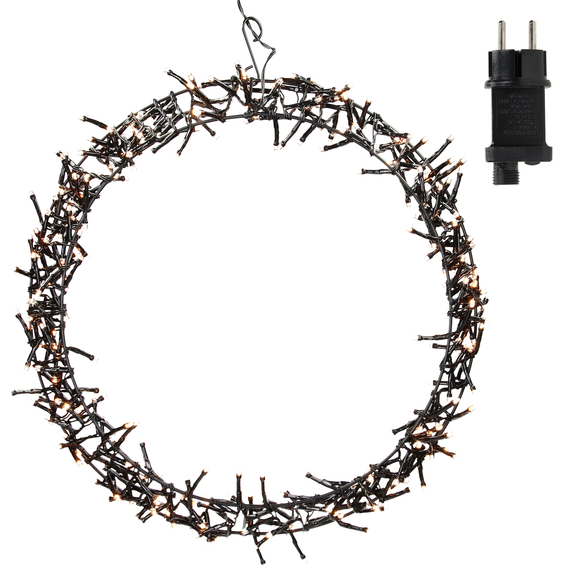 Ein kreisförmiger Weihnachtslichtkranz mit kleinen Lichtern und einem Netzstecker auf weißem Hintergrund.