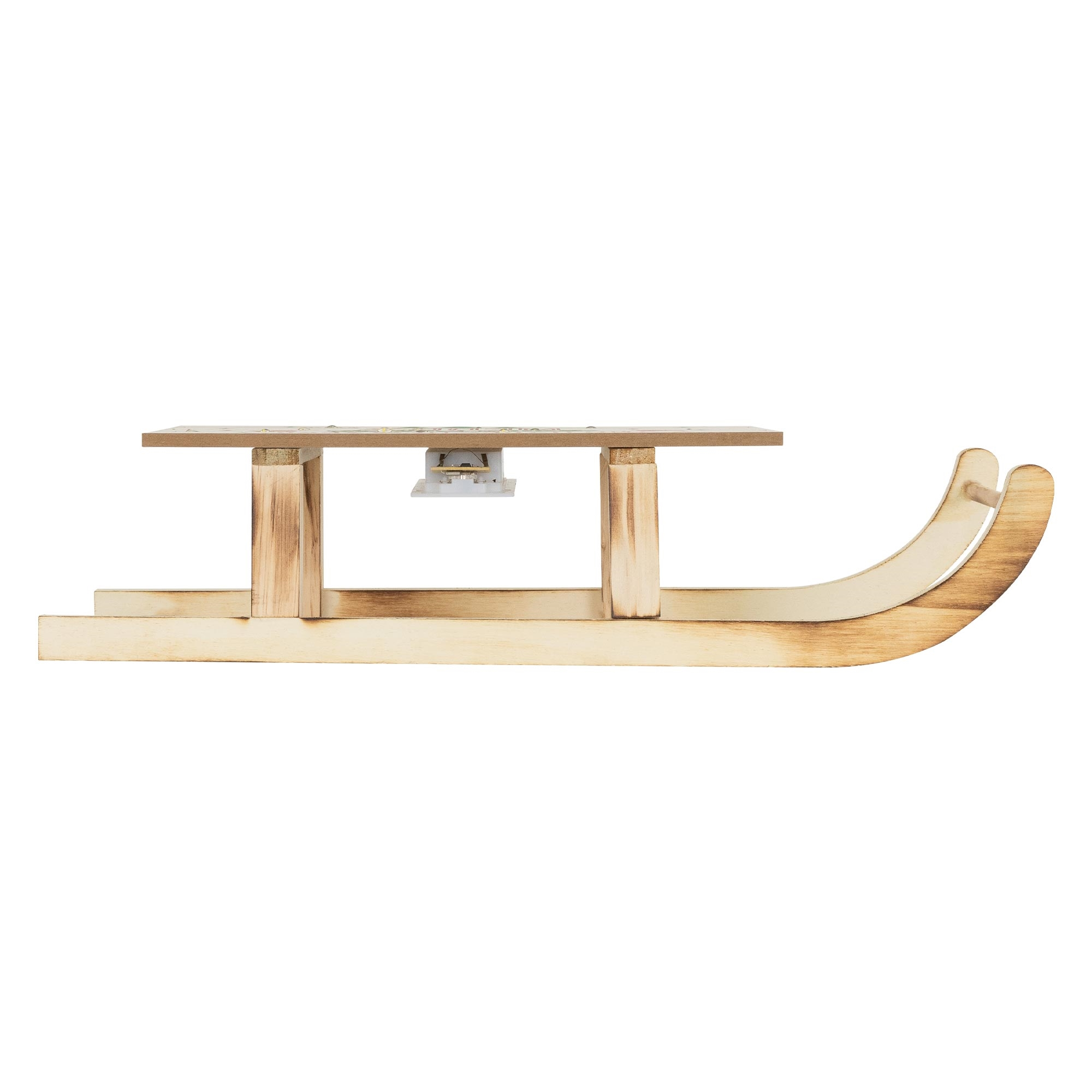 Holzschlitten isoliert auf Weiß. Er hat eine flache Oberseite, Stützbeine, gebogene Kufen und ein dekoratives Design.