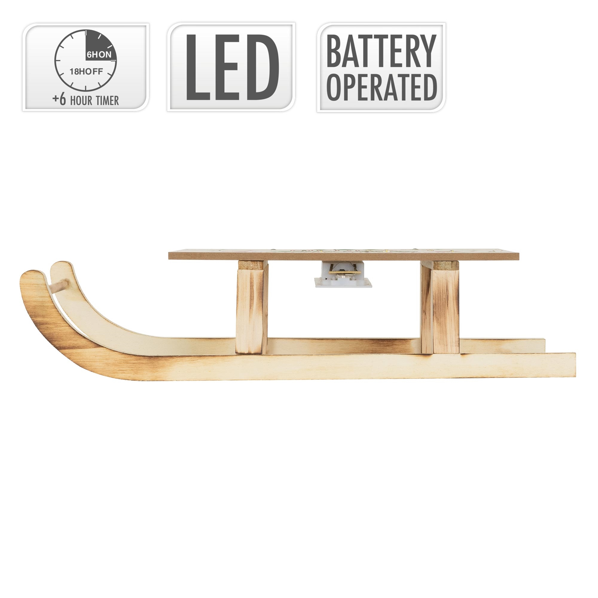 Holzschlitten mit LED-Leuchten und Batteriebetrieb, Timer-Funktion. Weißer Hintergrund.