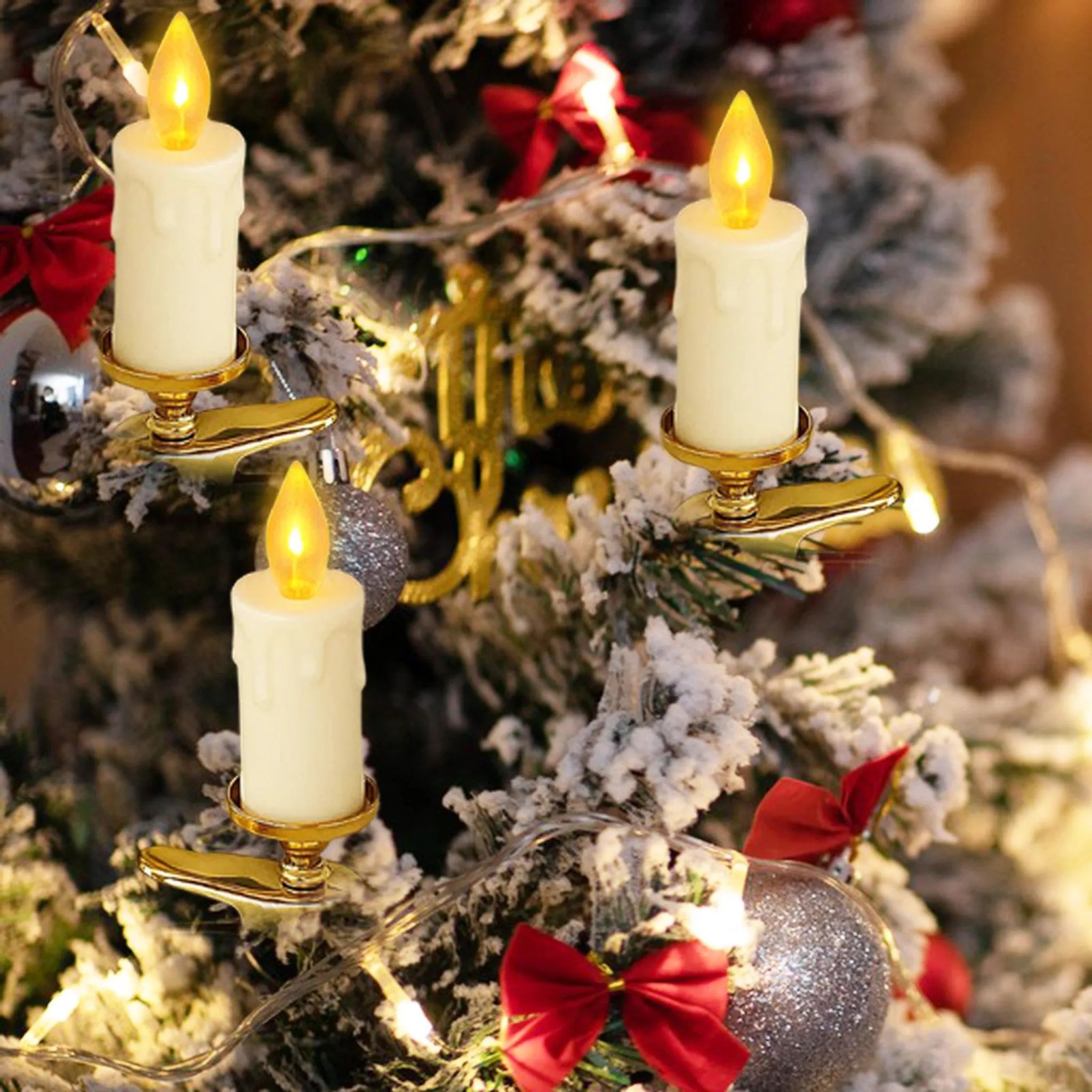 Weihnachtsbaum mit brennenden Kerzen, Ornamenten und roten Schleifen. Die Kerzen sind weiß mit gelben Flammen.