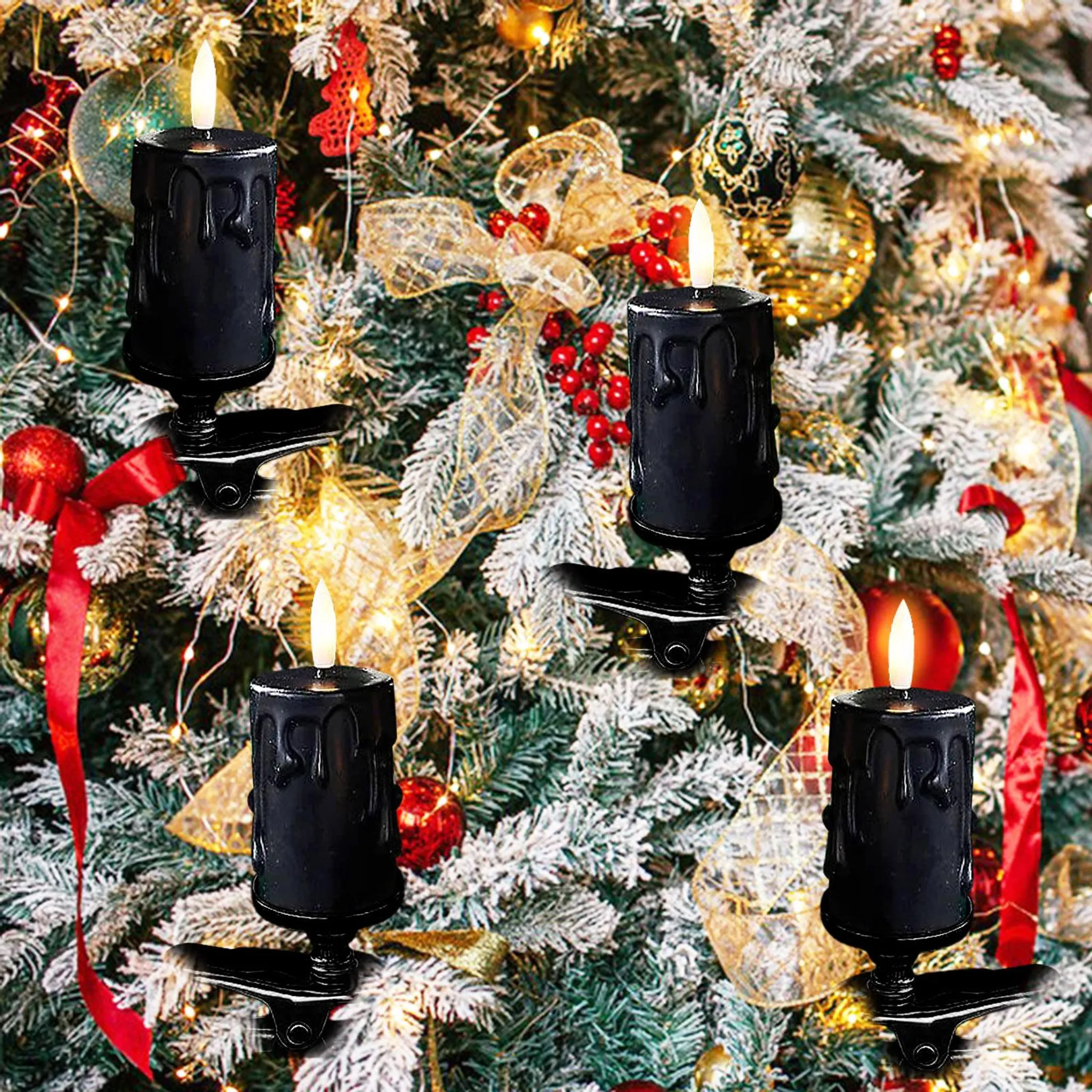 Vier schwarze Kerzendekorationen an einem Weihnachtsbaum. Der Baum ist mit Ornamenten und Lichtern geschmückt.