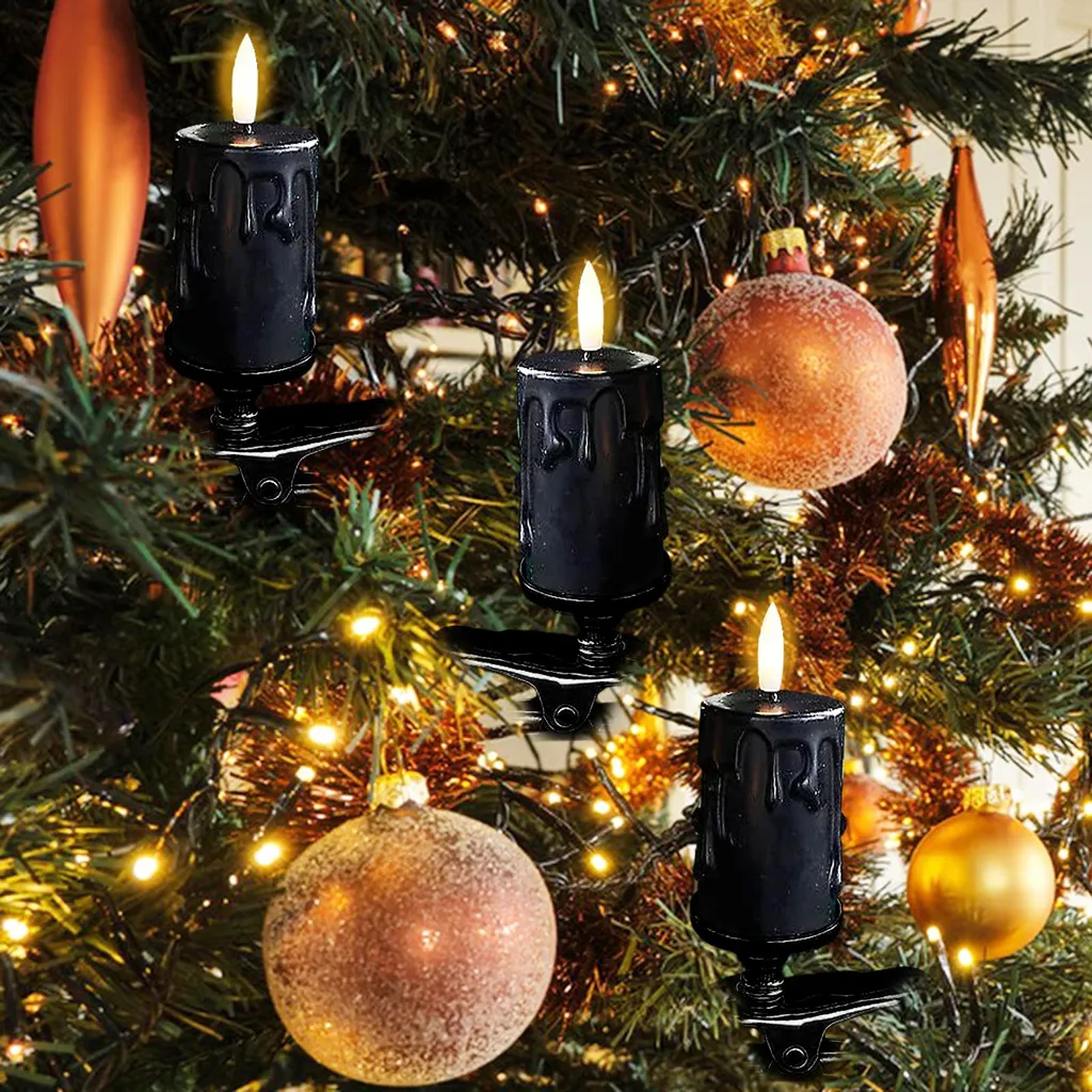 Weihnachtsbaum mit brennenden schwarzen Kerzenlichtern und Ornamenten. Die Szene ist festlich, mit warmer Beleuchtung und Dekoration.