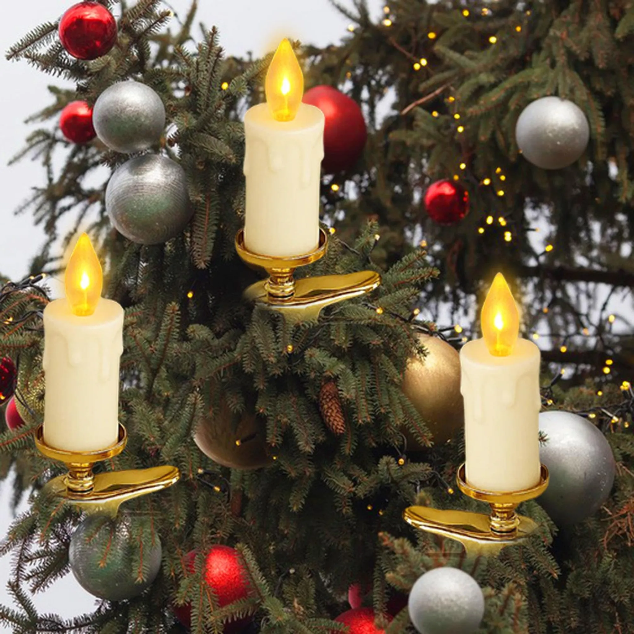 Weihnachtsbaum mit Verzierungen und drei Kerzenlichtern. Rote, silberne und goldene Ornamente. Lichter sind an.