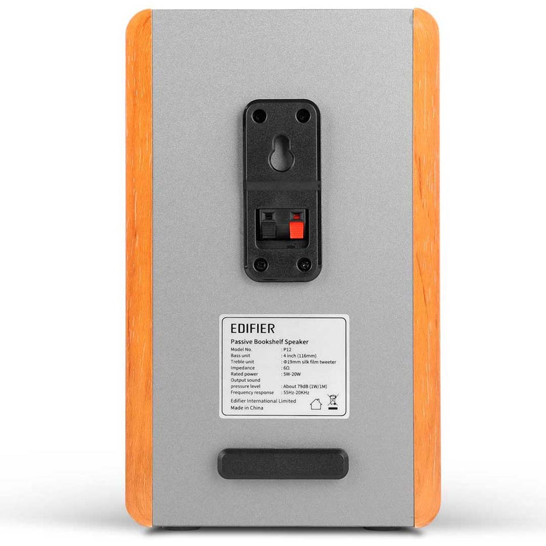 Tył głośnika z pomarańczową drewnianą ramą. Posiada czarne złącze, etykietę ze specyfikacjami i numer modelu P12.