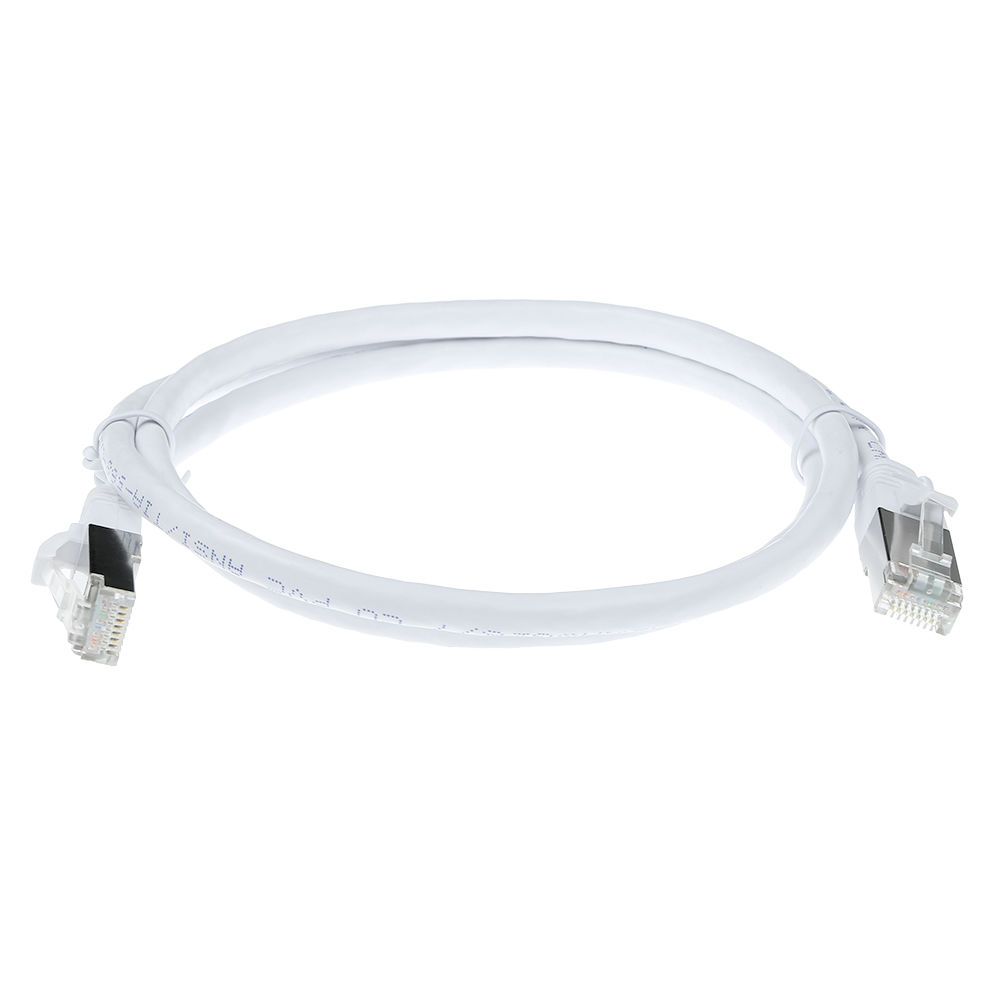 Een witte Ethernet-kabel in een lus. Twee doorzichtige connectoren aan elk uiteinde. Witte achtergrond, hoog contrast.