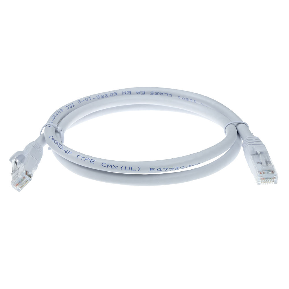 Een witte Ethernet-kabel met connectoren aan beide uiteinden ligt op een wit oppervlak. De kabel heeft tekst erop gedrukt.