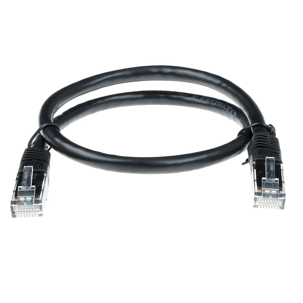 Ein schwarzes Ethernet-Kabel mit durchsichtigen Steckern liegt auf weißem Hintergrund. Das Kabel bildet eine Schleife.