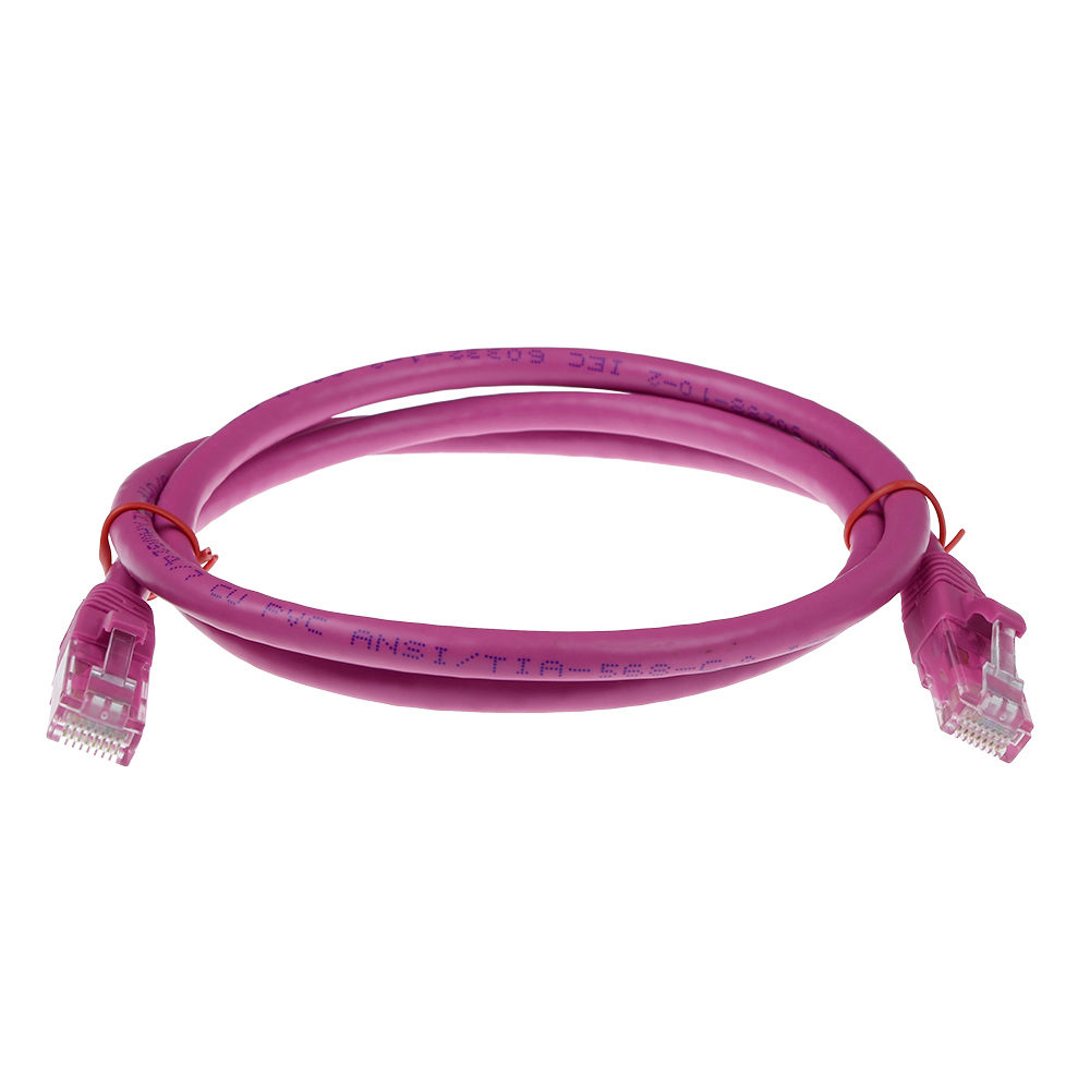 Pętlowy, purpurowy kabel Ethernet z wtyczkami na każdym końcu. Kabel ma nadrukowany tekst i jest trzymany czerwoną opaską.