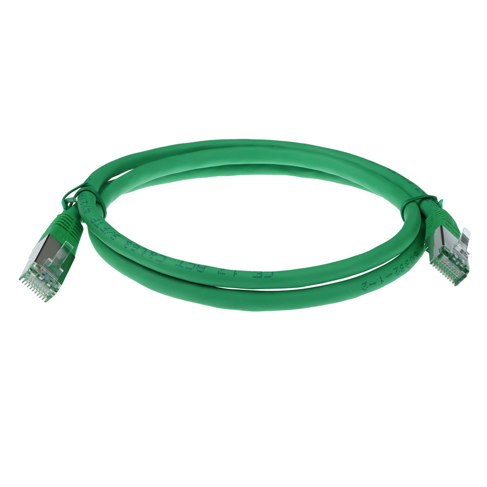 Un câble Ethernet vert enroulé sur fond blanc. Il possède des connecteurs à chaque extrémité et du texte imprimé dessus.