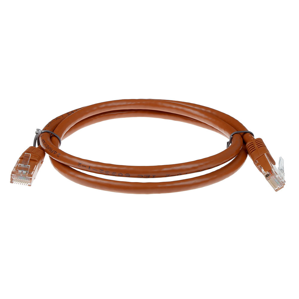 Ein braunes Ethernet-Kabel, das in einer Schleife aufgewickelt ist. An den Enden befinden sich zwei Stecker. Der Hintergrund ist weiß.