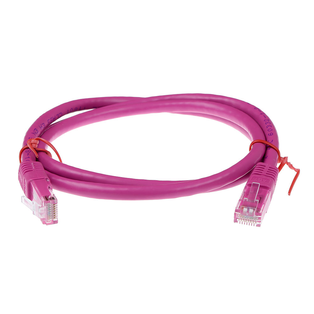 Een roze Ethernet-kabel met connectoren aan elk uiteinde, bij elkaar gehouden door rode ty-raps.