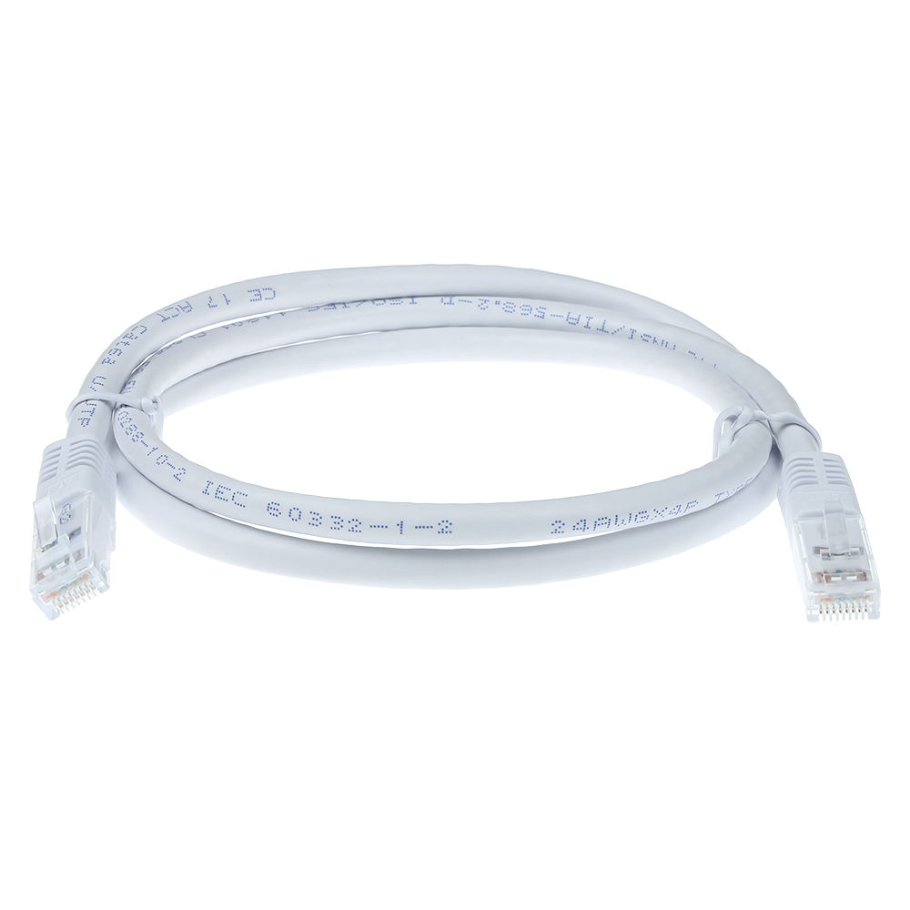 Een witte Ethernet-kabel ligt in een lusvorm. De connectoren aan elk uiteinde zijn zichtbaar. De kabel ligt op een witte achtergrond.