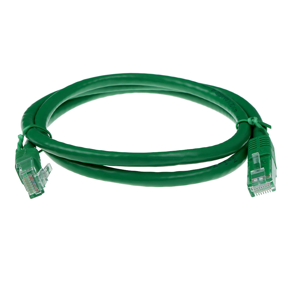 Ein grünes Ethernet-Kabel ist aufgerollt, mit Anschlüssen an beiden Enden. Es befindet sich auf weißem Hintergrund.
