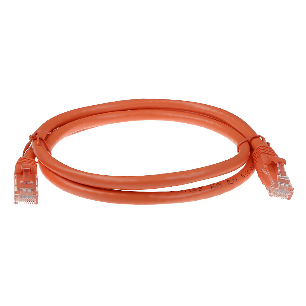 Een oranje ethernetkabel op een witte achtergrond. Het heeft twee doorzichtige RJ45-connectors aan elk uiteinde.