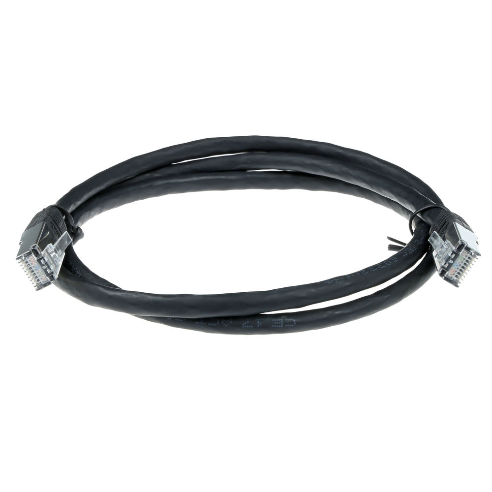 Een zwarte Ethernet-kabel met doorzichtige connectoren ligt op een witte achtergrond. De kabel is lusvormig en klaar voor gebruik.