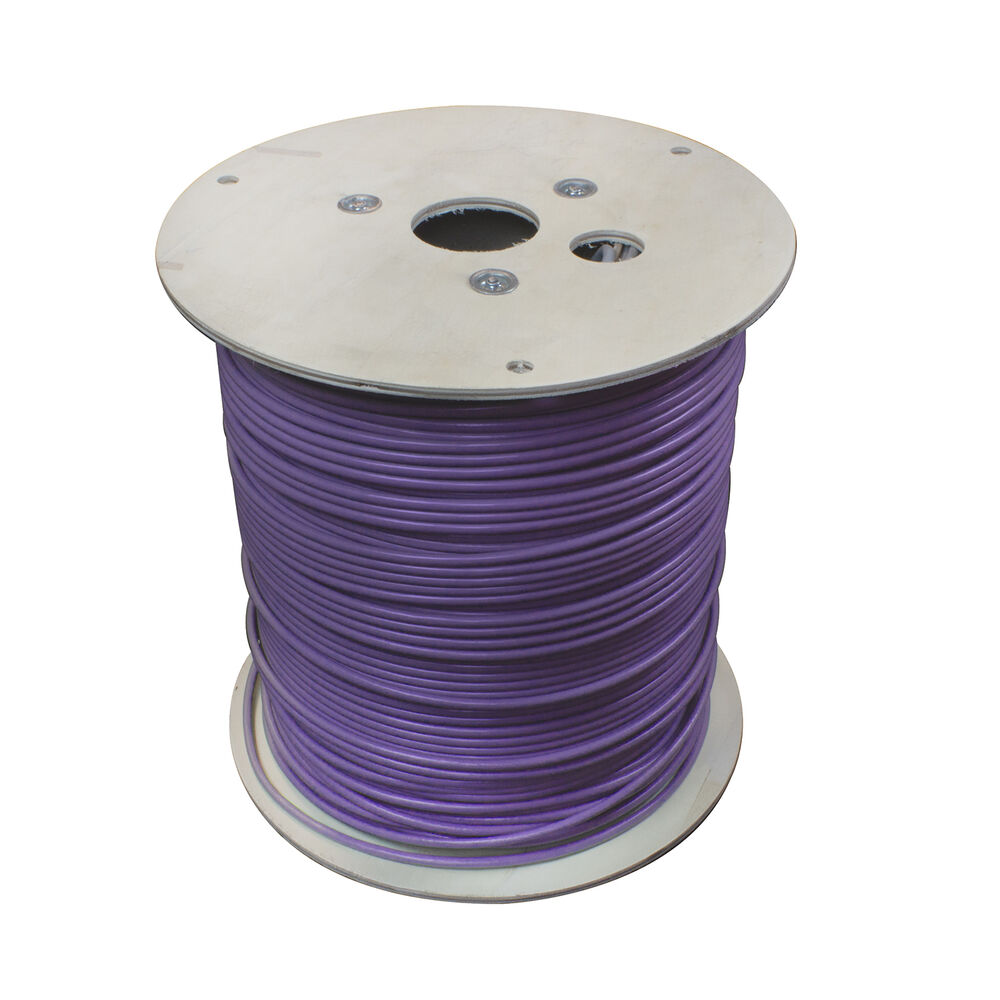 Una bobina di cavo viola, lati in legno e un foro centrale. Il cavo è avvolto strettamente, riempiendo la bobina. Isolato su sfondo bianco.