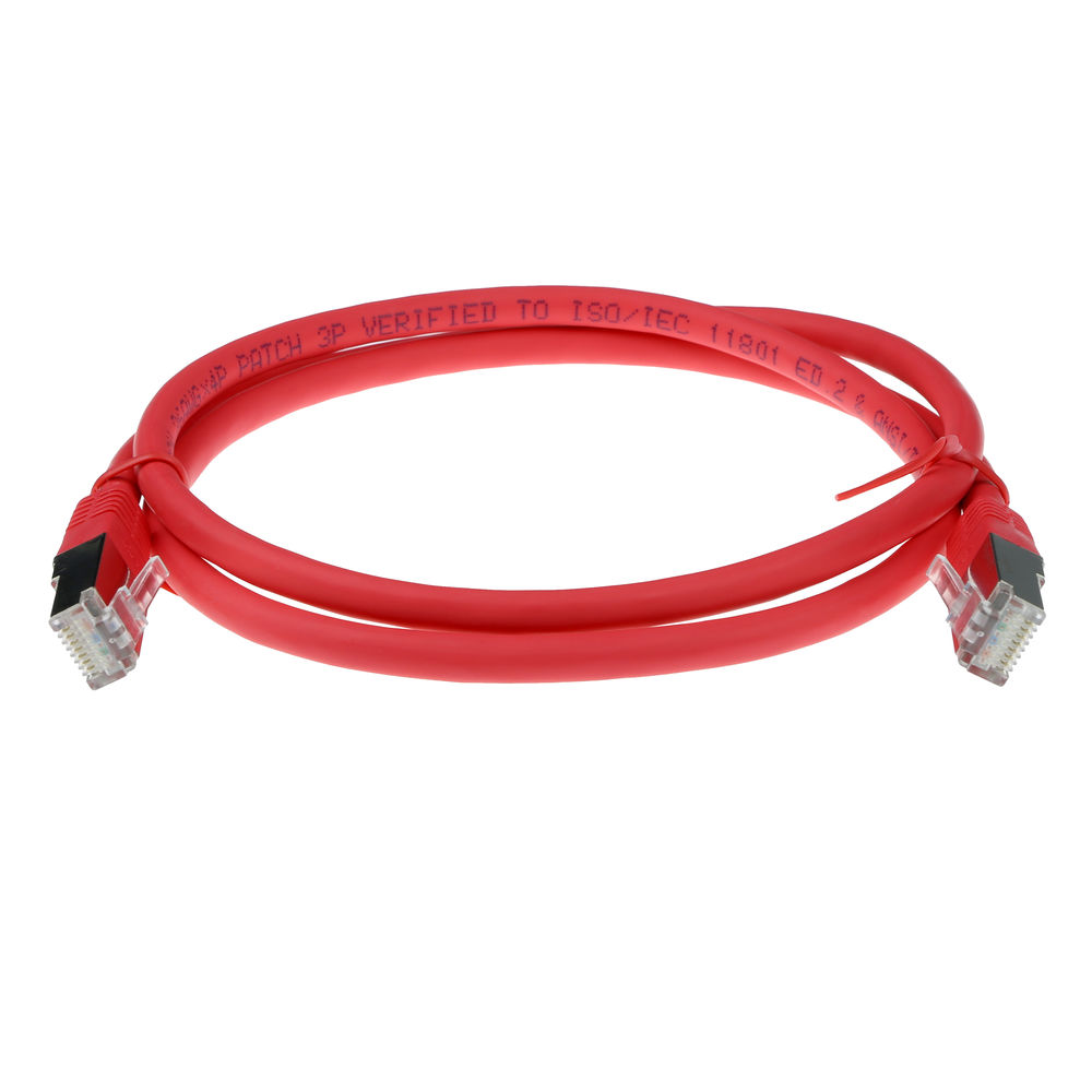 Ein rotes Ethernet-Kabel in Schleifenform. Das Kabel hat an beiden Enden Stecker. Weißer Hintergrund.