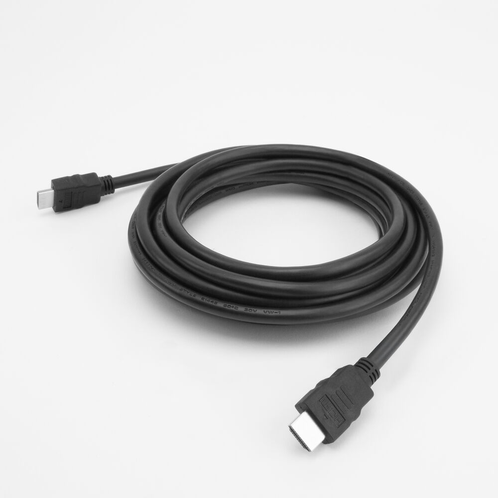 Schwarzes HDMI-Kabel auf weißem Untergrund. Zwei Stecker sichtbar: ein rechteckiger und ein kleinerer, abgewinkelter Stecker.