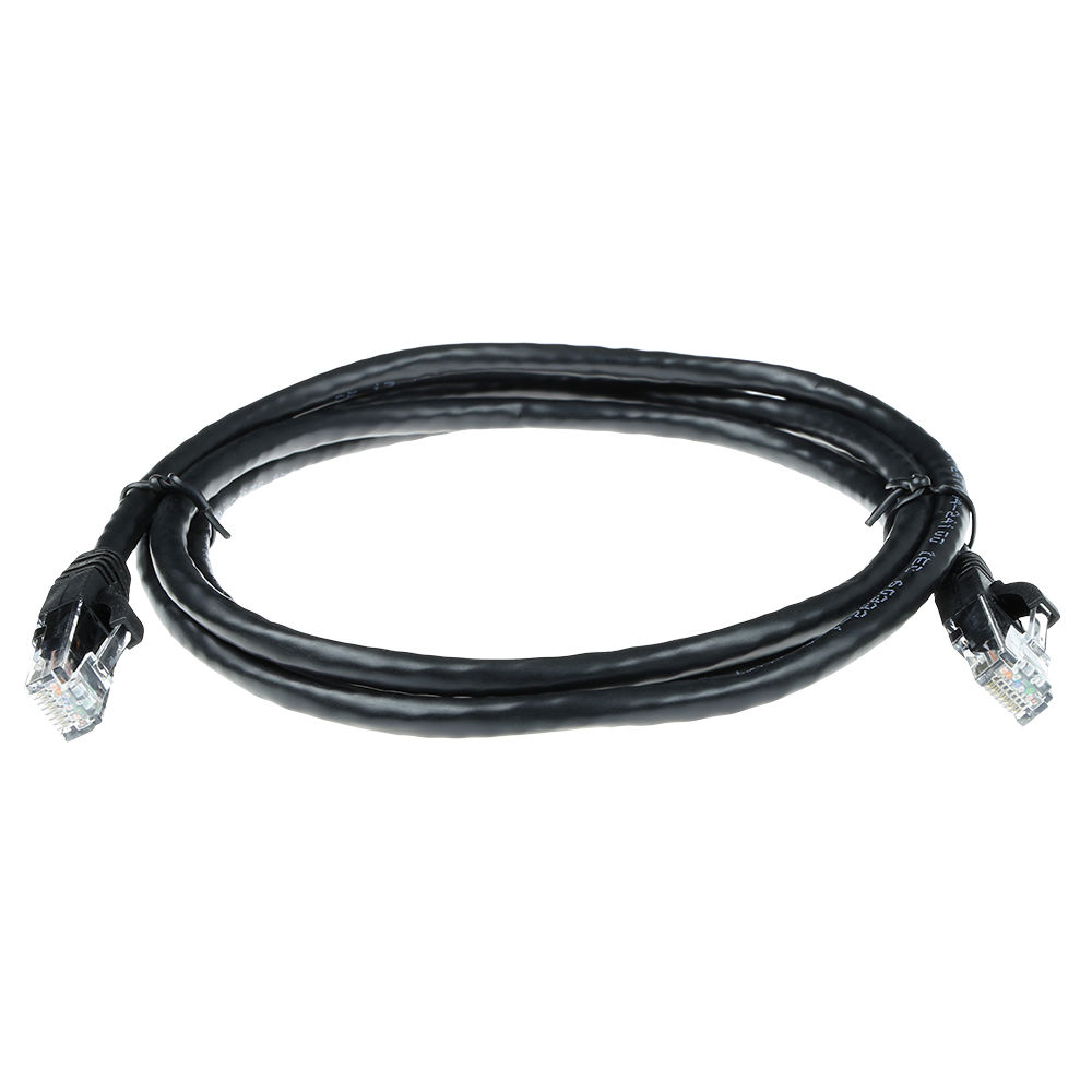 Een zwarte Ethernet-kabel is opgerold, connectoren zichtbaar aan beide uiteinden, tegen een witte achtergrond.