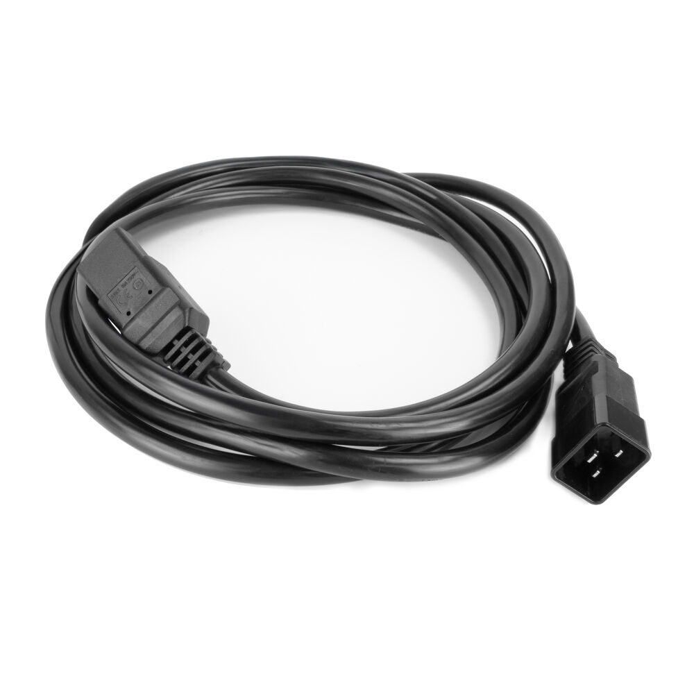 Ein schwarzes Netzkabel mit zwei Steckern liegt auf einer weißen Oberfläche. Das Kabel ist aufgerollt und hat einen rechteckigen Stecker.