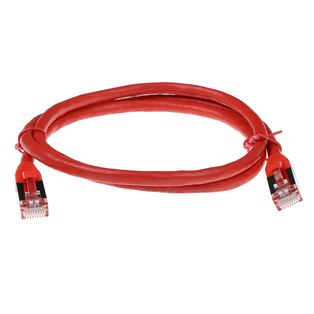 Ein rotes Ethernet-Kabel mit zwei Steckern. Es ist aufgerollt und liegt auf weißem Hintergrund. Die Stecker haben klares Plastik.