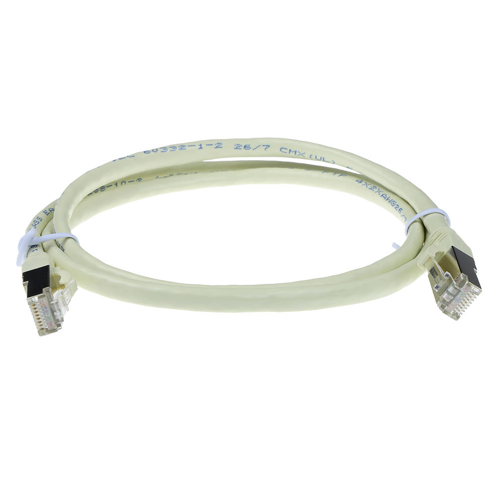 Een gebroken witte netwerkkabel met connectoren aan elk uiteinde, die een lus vormen. Connectoren zijn doorzichtig en de kabel staat op een witte achtergrond.