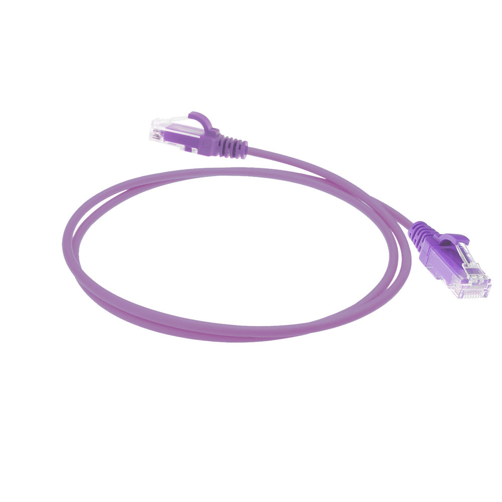 Fioletowy kabel Ethernet leży na białej powierzchni. Widoczne są dwa złącza. Kabel tworzy pętlę.