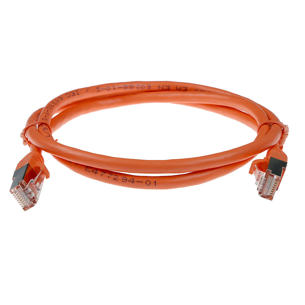 Un câble Ethernet orange est enroulé en boucle. Les deux extrémités ont des connecteurs RJ45 transparents. Le fond est blanc.