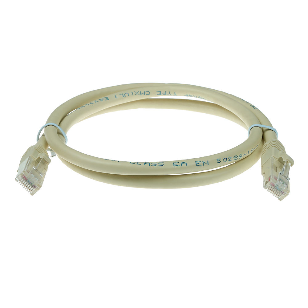 Ein beiges Ethernet-Kabel ist zu einer Schlaufe aufgerollt. Beide Enden haben transparente RJ45-Stecker. Das Kabel liegt auf weißem Hintergrund.