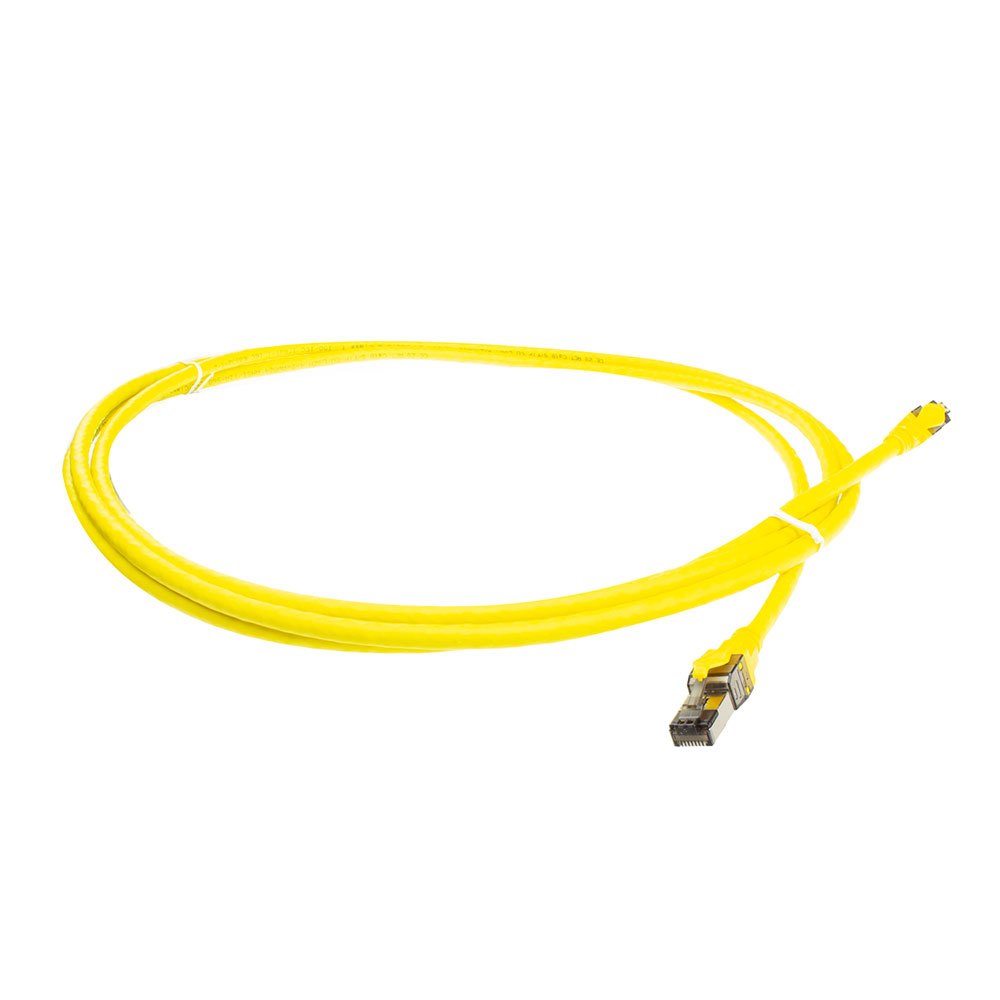 Een gele Ethernet-kabel, opgerold in een lus, ligt tegen een witte achtergrond. Connectoren zijn zichtbaar aan de uiteinden.