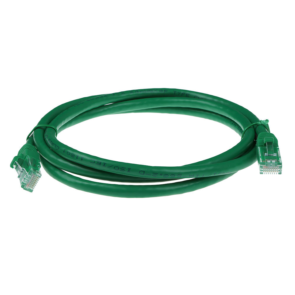 Un cavo Ethernet verde è arrotolato su uno sfondo bianco. Il cavo ha due connettori trasparenti a ciascuna estremità.