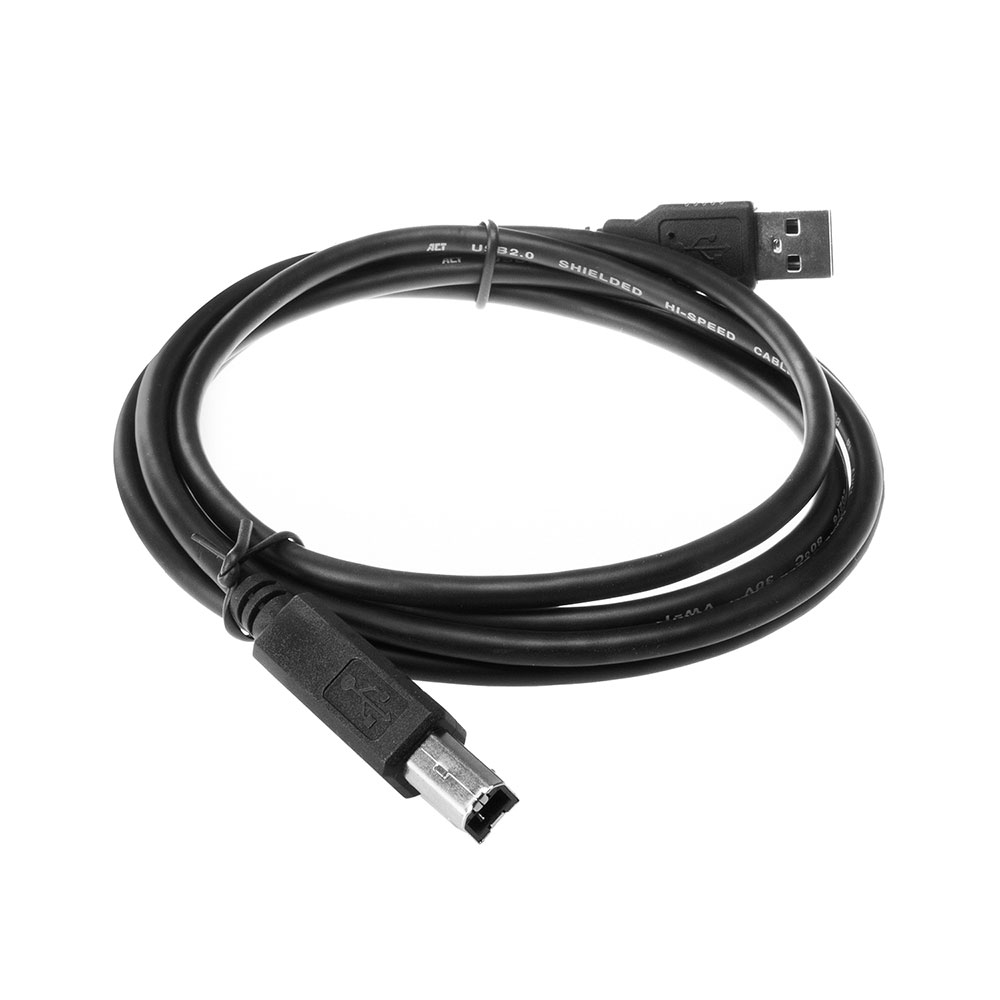 Een zwarte USB-kabel met twee verschillende connectoren, een USB-A en een USB-B, op een witte achtergrond.