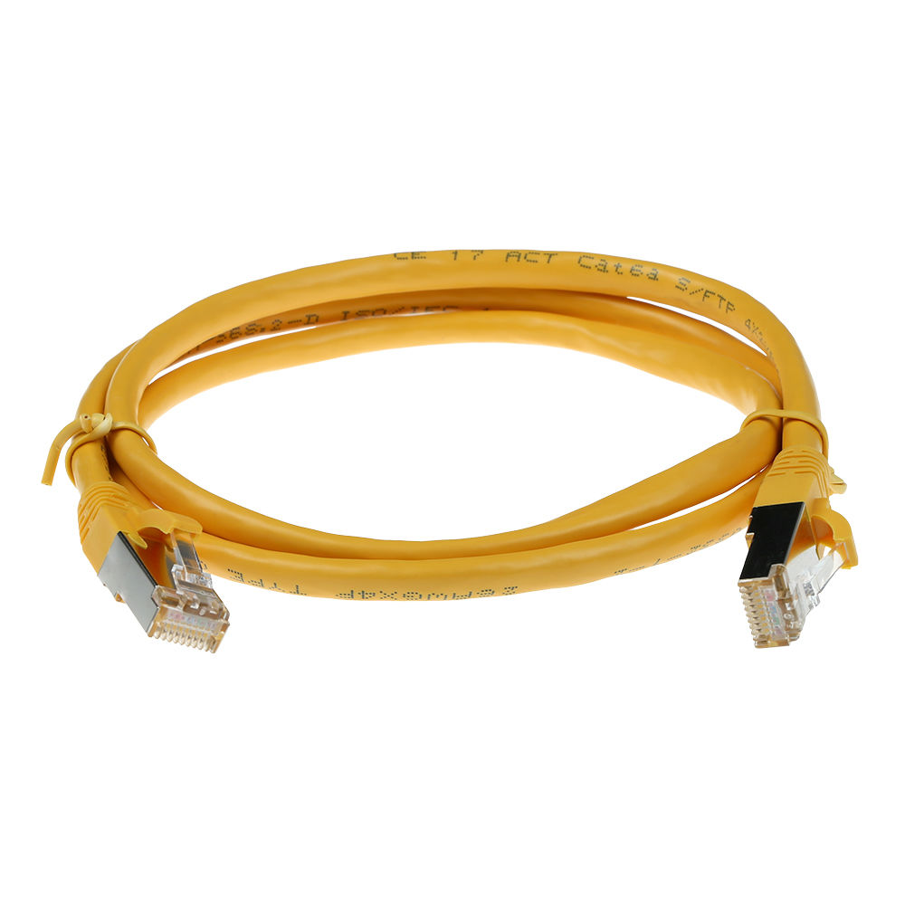 Un cavo Ethernet giallo con connettori RJ45 su sfondo bianco. Il cavo è ad anello e legato, con testo stampato sopra.