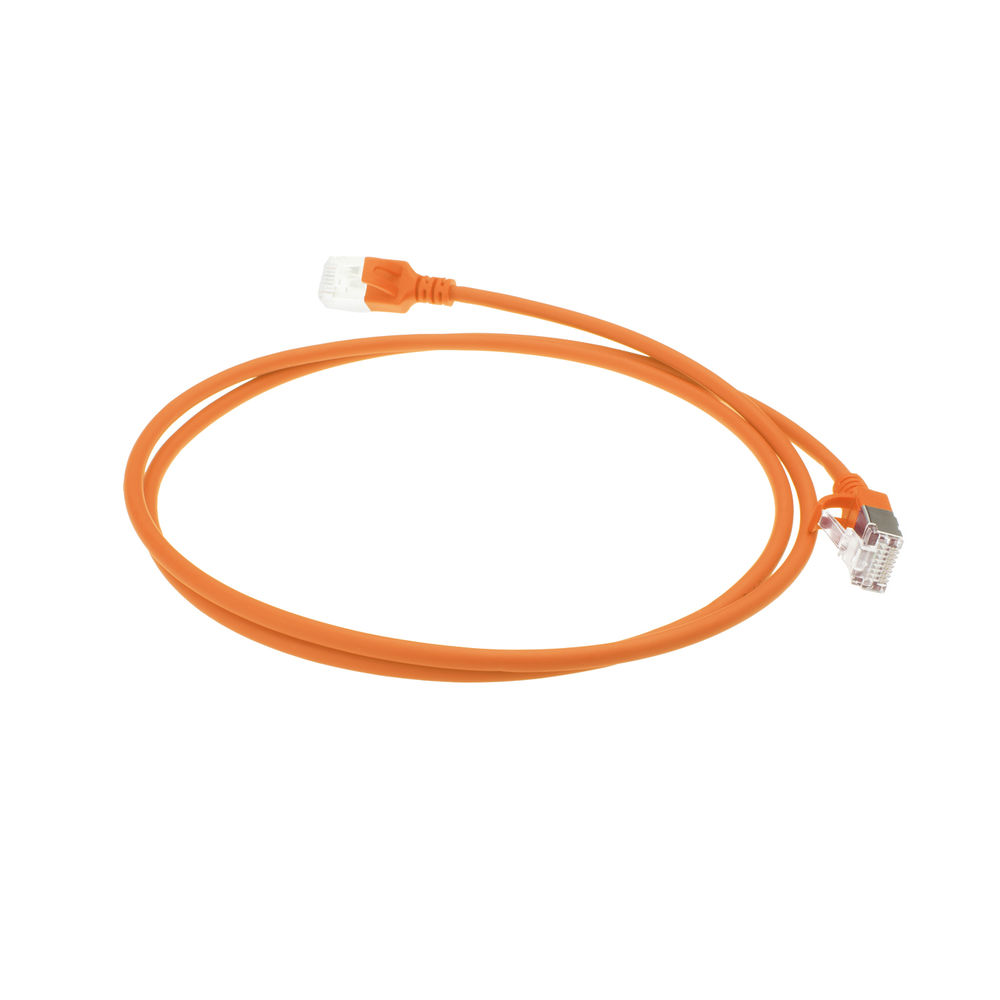 Pomarańczowy kabel Ethernet z dwoma złączami RJ45, na białym tle.