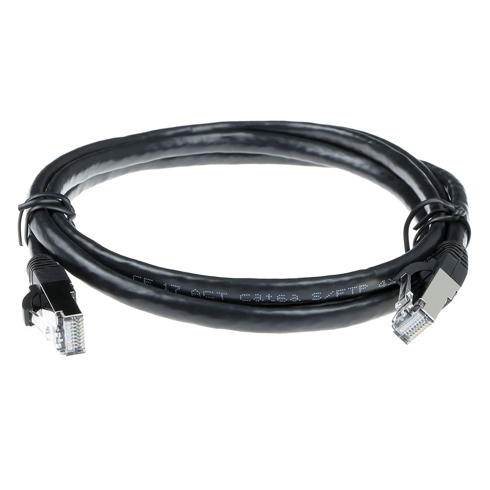 Un câble Ethernet noir est enroulé en boucle. Deux connecteurs sont visibles à chaque extrémité. Le câble repose sur un fond blanc.