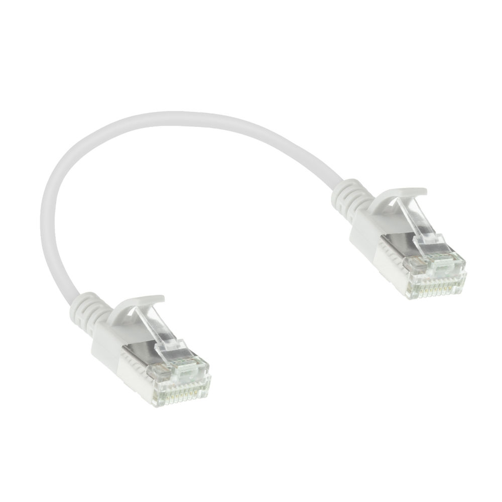 Un cavo Ethernet bianco con due connettori. I connettori sono bianchi e trasparenti. Il cavo è curvo.