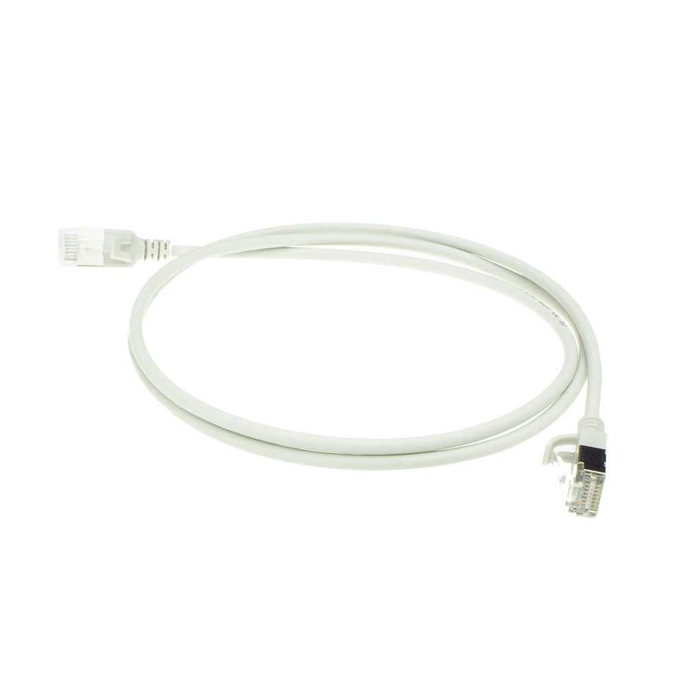 Un cavo Ethernet bianco su una superficie bianca. Due connettori a ciascuna estremità del cavo.