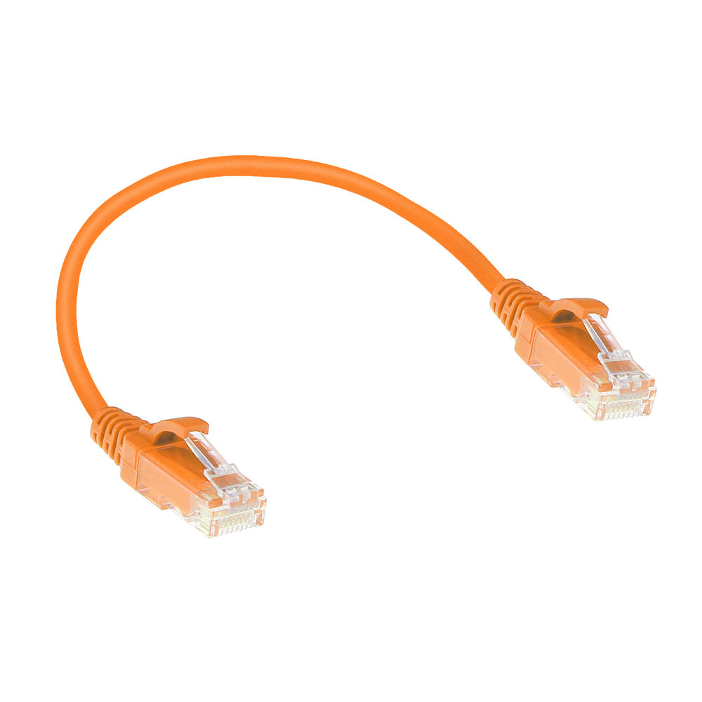 Pomarańczowy kabel Ethernet. Dwa pomarańczowe złącza połączone zakrzywionym pomarańczowym kablem na białym tle.