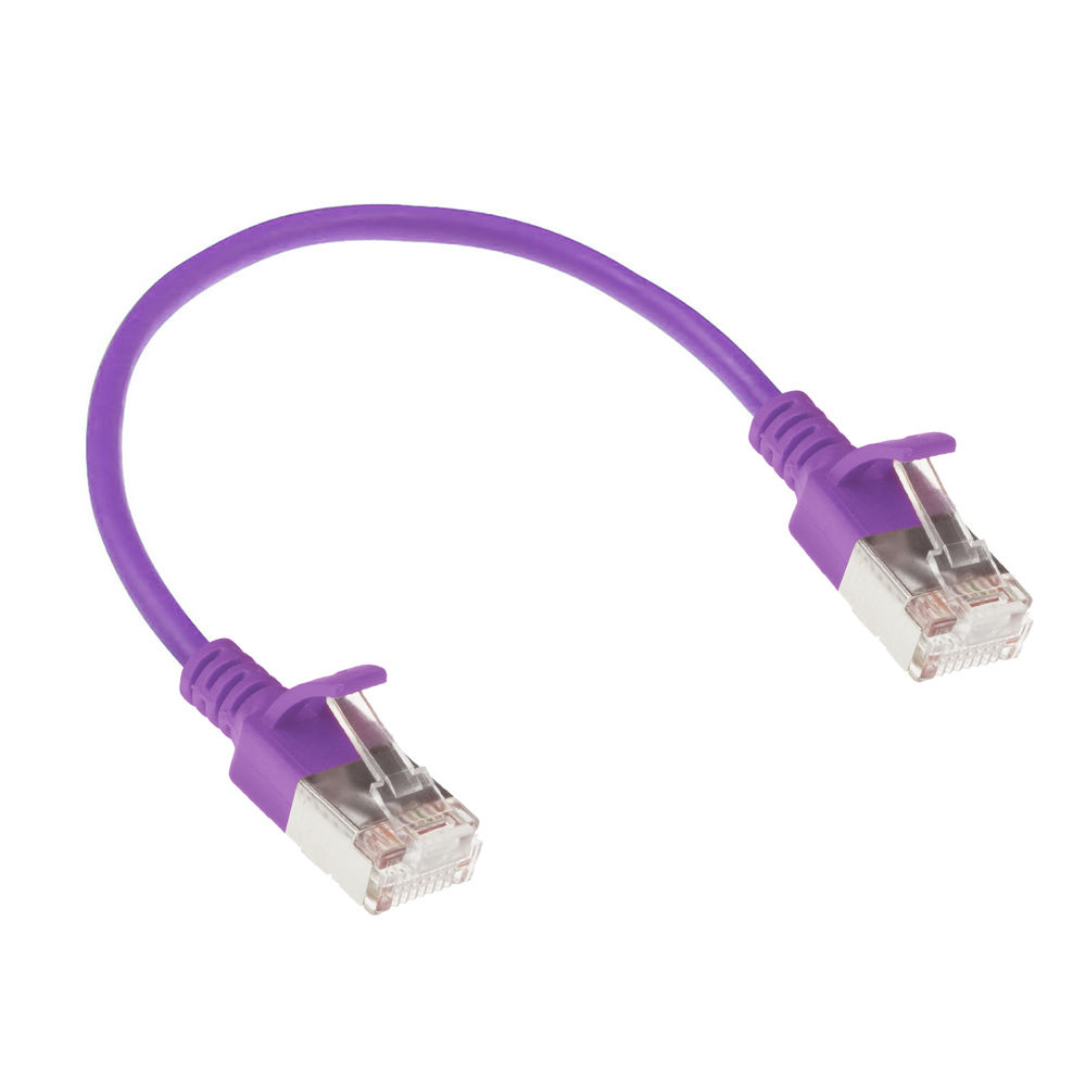 Un cavo Ethernet viola con connettori ad entrambe le estremità. Il cavo è arcuato su sfondo bianco.
