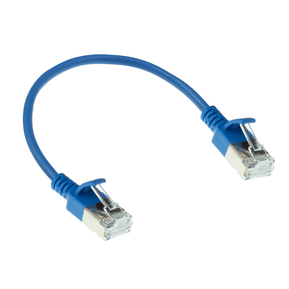 Un cavo Ethernet blu con due connettori. Il cavo è arcuato. I connettori sono blu con metallo e plastica trasparente.