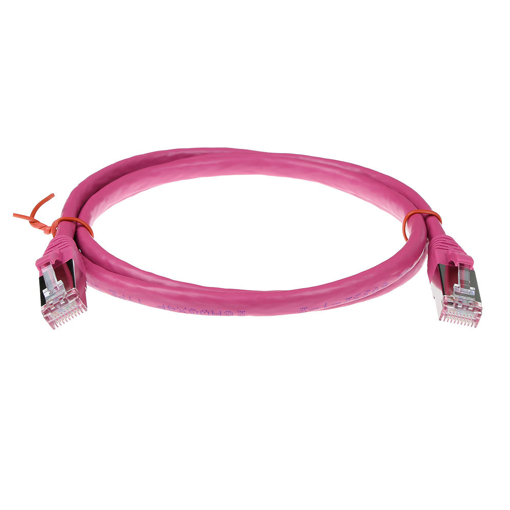 Un cavo Ethernet rosa con due connettori. Il cavo è arrotolato, tenuto da un legaccio arancione. Sfondo bianco.