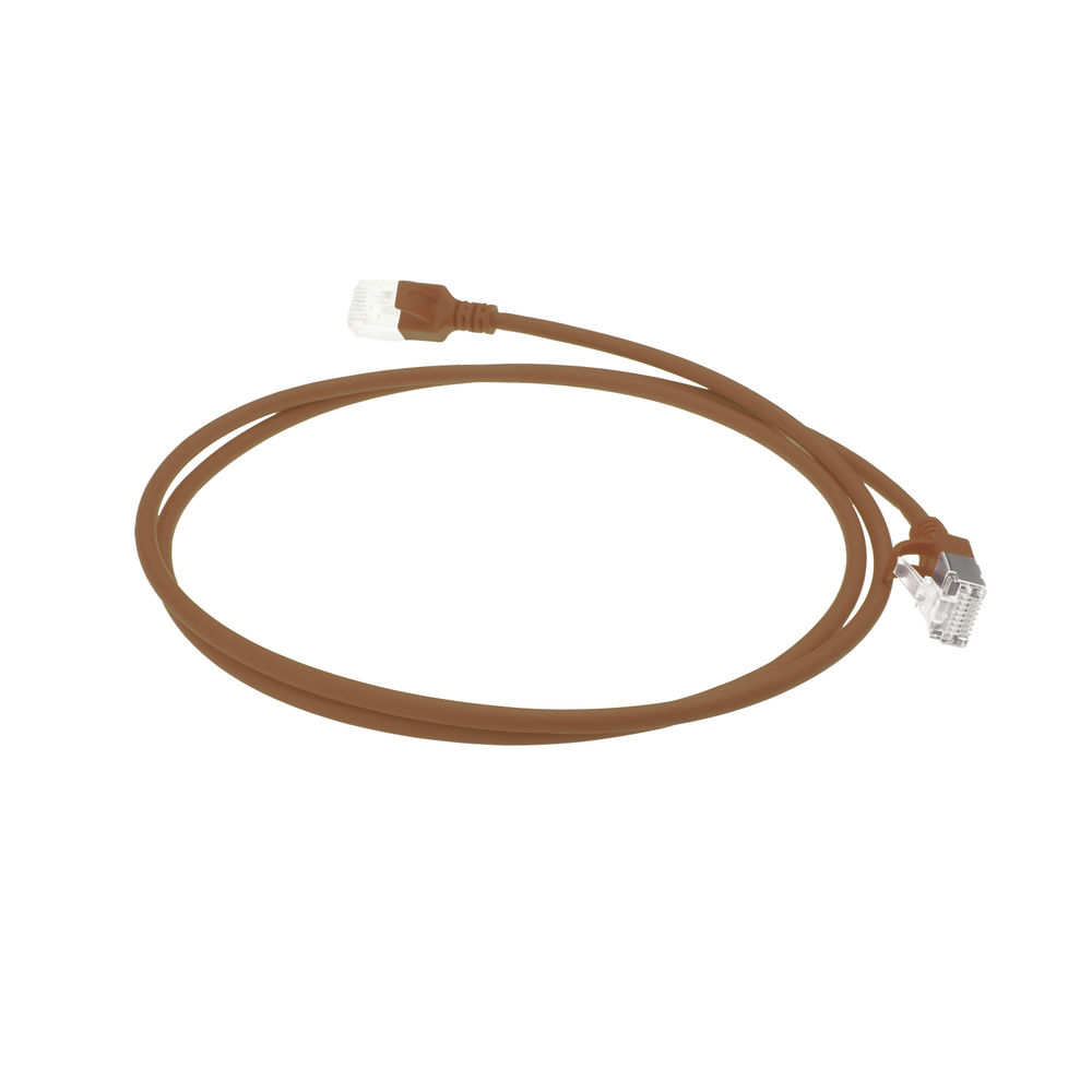 Ein braunes Ethernet-Kabel mit zwei Steckern liegt auf weißem Hintergrund. Das Kabel bildet eine Schleife.
