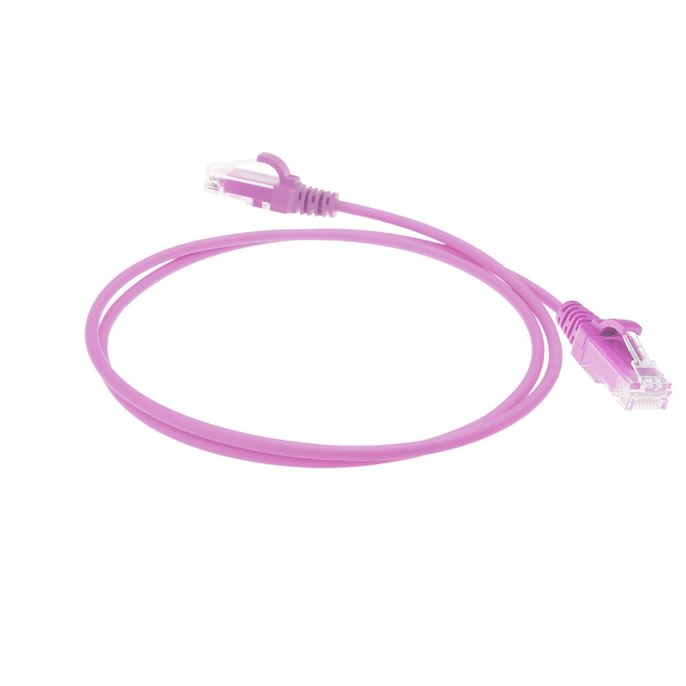 Różowy kabel Ethernet na białym tle. Ma dwa złącza, a kabel jest uformowany w okrąg.