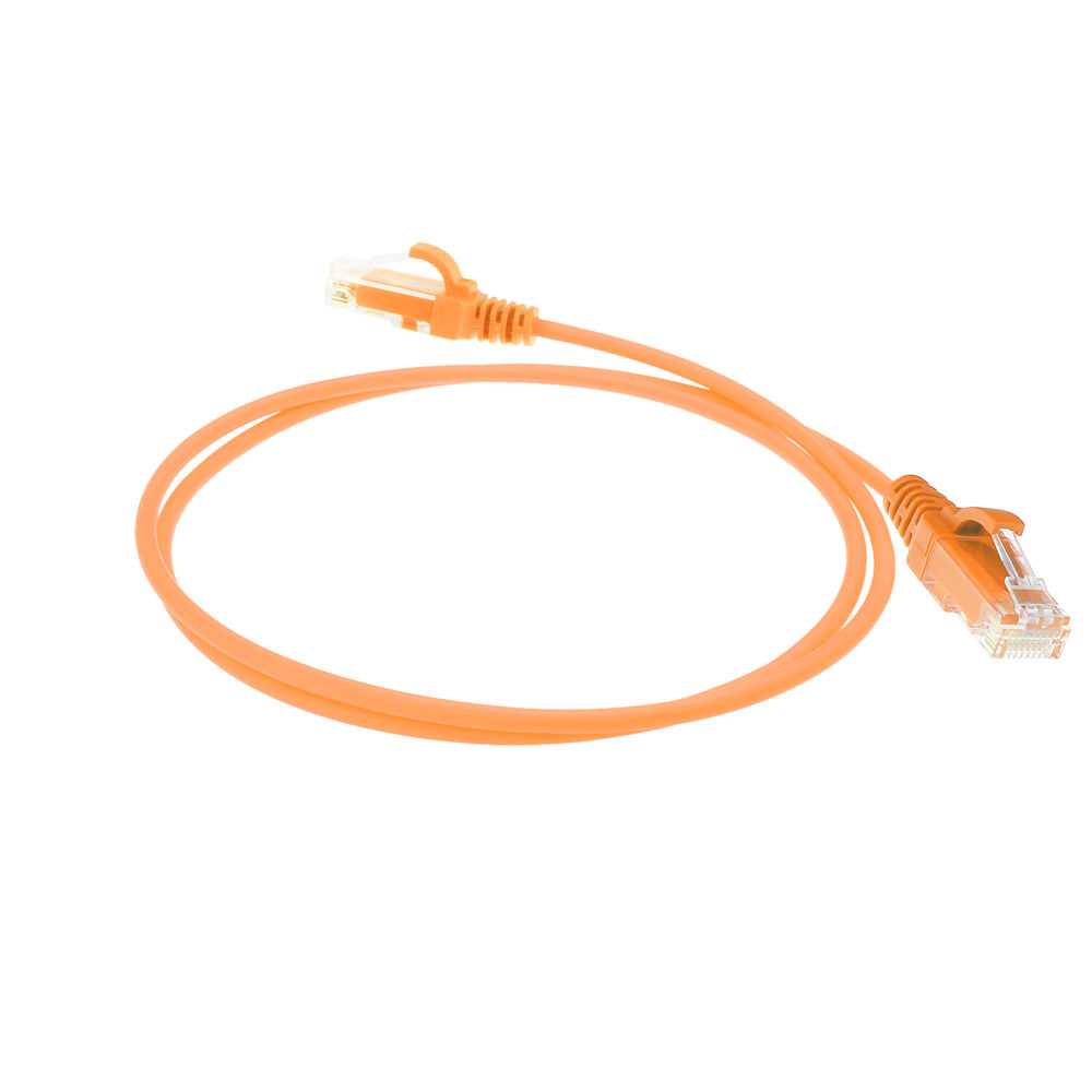 Pomarańczowy kabel Ethernet leży na białej powierzchni. Kabel ma dwa złącza na każdym końcu i jest zwinięty w pętlę.