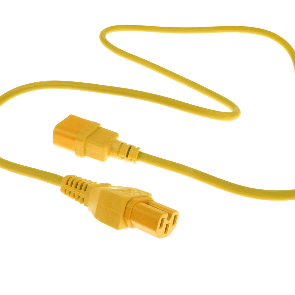 Ein gelbes Netzkabel mit zwei C13-Anschlüssen. Das Kabel befindet sich auf weißem Hintergrund. Die Anschlüsse zeigen in verschiedene Richtungen.