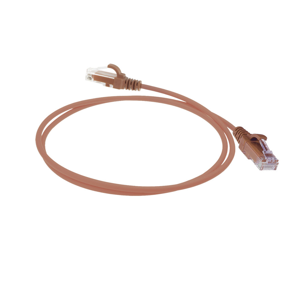 Un cavo Ethernet marrone con due connettori. Il cavo è ad anello e giace su una superficie bianca.