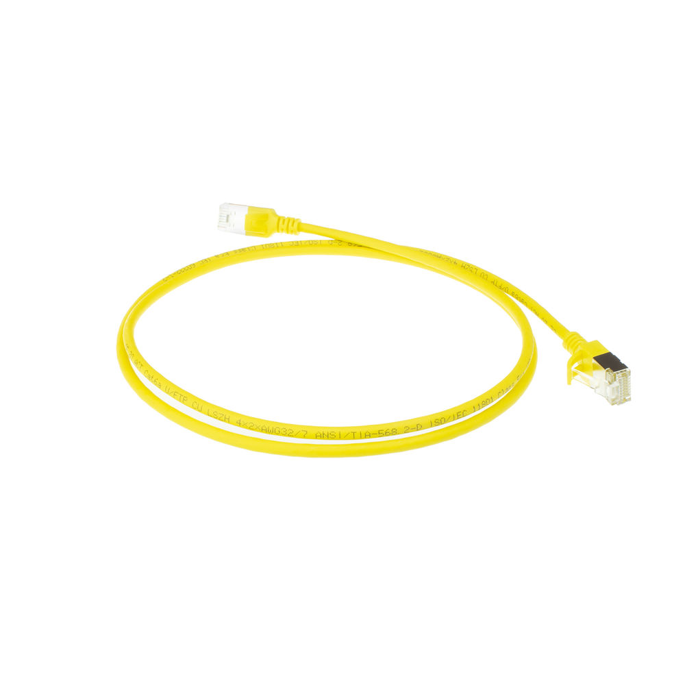 Ein gelbes Netzwerkkabel mit transparenten Steckern liegt auf weißem Grund. Das Kabel ist gewickelt, die Stecker zeigen aufeinander.
