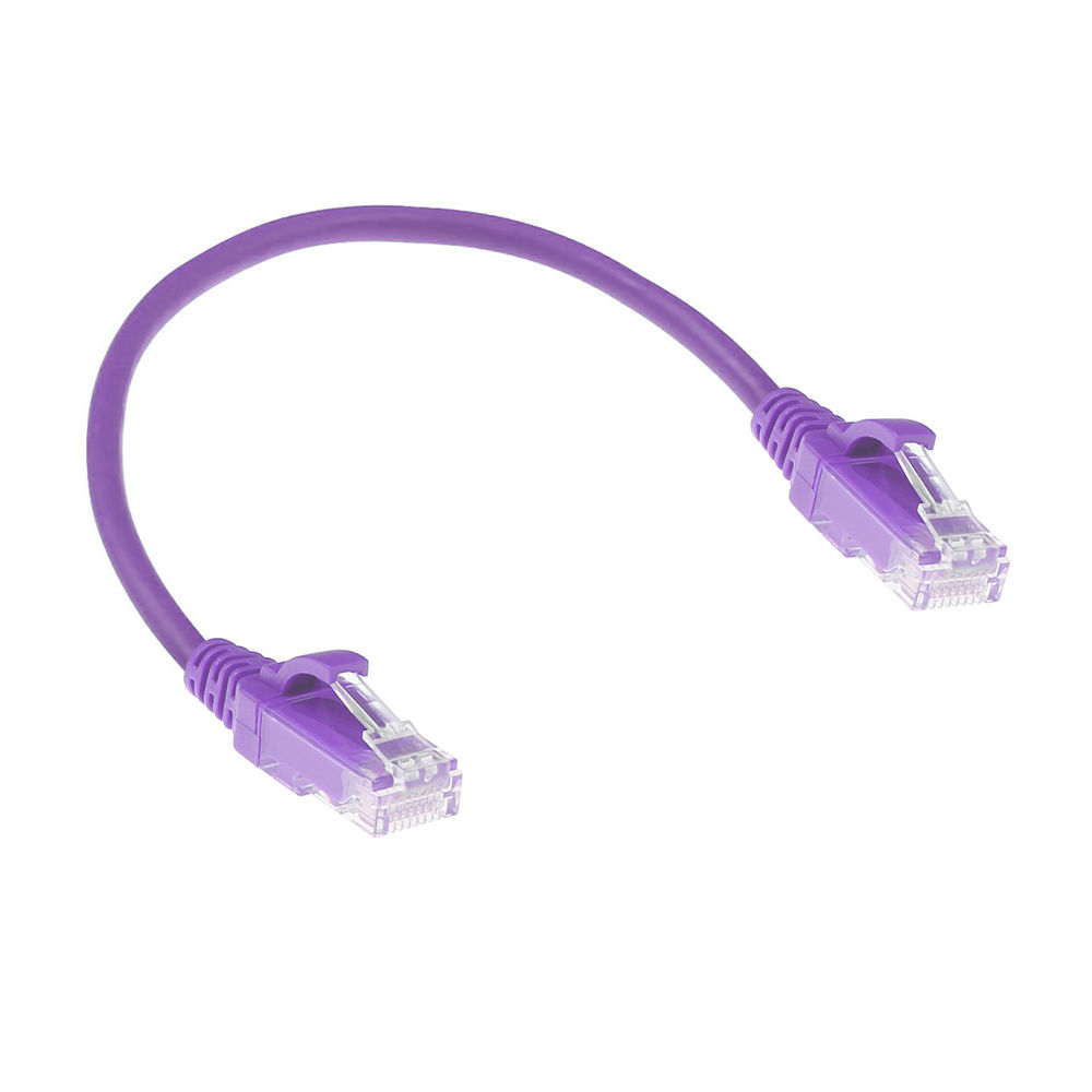 Fioletowy kabel Ethernet z dwoma przezroczystymi złączami. Kabel wygina się łukiem na białym tle.