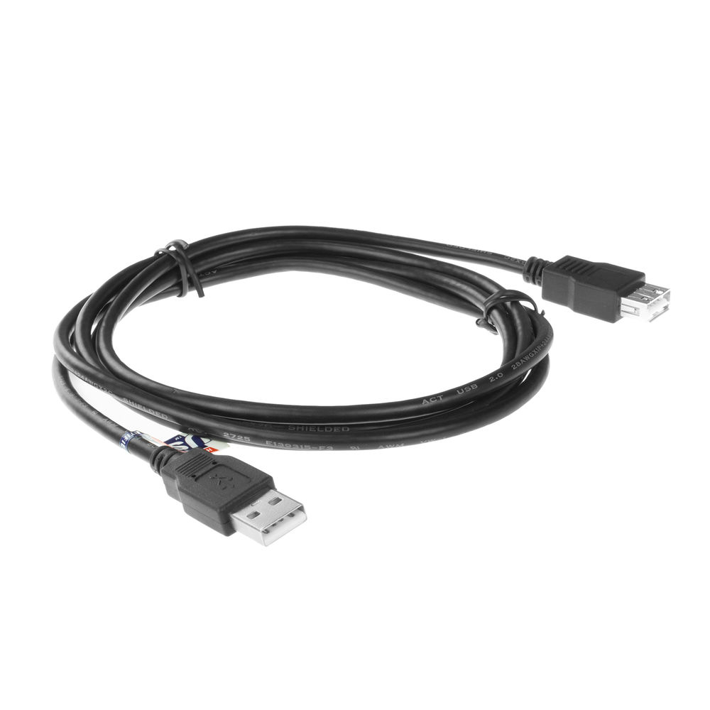 Een zwarte USB-kabel opgerold op een wit oppervlak. Het heeft connectoren aan beide uiteinden. De kabel is gemarkeerd met 'ACT USB 2.0'.